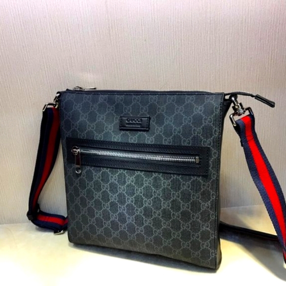 DESCRIPTION This small Gucci messenger bag is made from black GG Supreme canvas